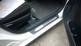 Ốp chống xước viền bậc cửa ngoài Yaris 2014