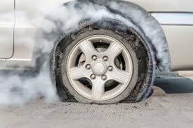 ​Biện pháp xử lý khi xe ô tô bị nổ lốp đột ngột